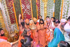 હર હર મહાદેવ 🙏 પ્રદેશ અધ્યક્ષ શ્રી જગદીશ પંચાલે  આજે જૂનાગઢની પવિત્ર ગિરનાર તળેટીમાં બિરાજમાન દેવાધિદેવ શ્રી ભવનાથ મહાદેવના ચરણોમાં શીશ ઝુકાવી પૂજા-અર્ચના કરી. આ અવસરે પ્રદેશ અધ્યક્ષશ્રીએ સમગ્ર ગુજરાતની જનતાની સુખાકારી, સમૃદ્ધિ અને ઉત્તરોત્તર પ્રગતિ માટે મંગલ કામના કરી.