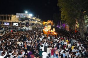 મહાશિવરાત્રિના પાવન પર્વે માનનીય કેન્દ્રીય ગૃહ અને સહકાર મંત્રી શ્રી અમિત shahe આજે વડોદરા ખાતે આયોજિત 'શિવજી કી સવારી'માં સહભાગી થઈ શ્રી સર્વેશ્વર મહાદેવની આરતી ઉતારી. હર હર મહાદેવ 🙏