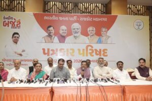 કેન્દ્રીય બજેટ 2026-27ના પ્રચાર-પ્રસારના ભાગરૂપે આજે રાજકોટ ખાતે રાષ્ટ્રીય પ્રવક્તા શ્રી ગોપાલ કૃષ્ણ અગ્રવાલજીની ગરિમામય ઉપસ્થિતિમાં પત્રકાર પરિષદ, સોશિયલ મીડિયા ઇન્ફ્લ્યુન્સર્સ મીટ તેમજ વેપારી અને ઉદ્યોગ સંવાદનું ભવ્ય આયોજન કરવામાં આવ્યું. આ કાર્યક્રમોના માધ્યમથી રાષ્ટ્રીય પ્રવક્તાશ્રીએ બજેટના મુખ્ય અંશો, સર્વાંગી વિકાસની કલ્પના અને દેશના અર્થતંત્રમાં તેની નિર્ણાયક ભૂમિકા વિશે સાર્થક સંવાદ કર્યો હતો. આ પ્રસંગે પ્રદેશ મહામંત્રી શ્રી અનિરુદ્ધભાઈ દવે, મહાનગર અધ્યક્ષ શ્રી માધવભાઈ દવે, પ્રદેશ બજેટ કમિટીના સૌરાષ્ટ્ર ઝોનના ઇન્ચાર્જ શ્રી ધનસુખભાઈ ભંડેરી, પ્રદેશ મીડિયા કન્વીનર શ્રી પ્રશાંતભાઈ વાળા, પ્રદેશ સોશિયલ મીડિયા કન્વીનર શ્રી મનનભાઈ દાણી, મેયર શ્રીમતી નયનાબેન પેઢડીયા સહિત હોદ્દેદારો અને મોટી સંખ્યામાં ઇન્ફ્લ્યુન્સર્સ તથા ઉદ્યોગ સાહસિકો, વેપારીઓ અને પ્રબુદ્ધજનો ઉપસ્થિત રહ્યાં.