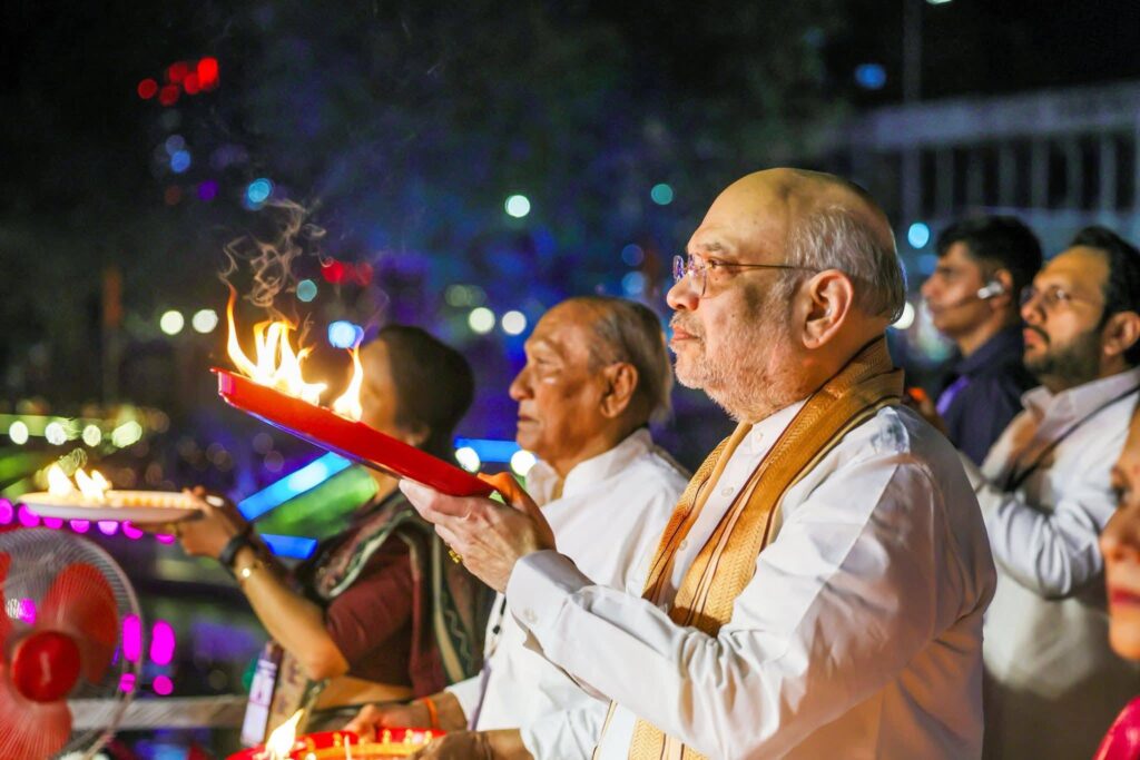 મહાશિવરાત્રિના પાવન પર્વે માનનીય કેન્દ્રીય ગૃહ અને સહકાર મંત્રી શ્રી અમિત shahe આજે વડોદરા ખાતે આયોજિત 'શિવજી કી સવારી'માં સહભાગી થઈ શ્રી સર્વેશ્વર મહાદેવની આરતી ઉતારી. હર હર મહાદેવ 🙏