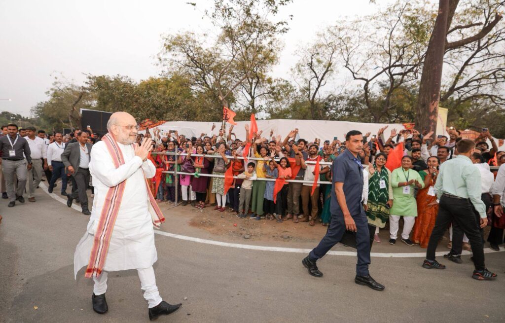 માનનીય કેન્દ્રીય ગૃહ અને સહકાર મંત્રી શ્રી અમિત શાહ  ના શુભહસ્તે આજે ગાંધીનગર ખાતે મહારાષ્ટ્ર સમાજ દ્વારા નવનિર્મિત છત્રપતિ શિવાજી મહારાજની પ્રતિમાનું અનાવરણ કરવામાં આવ્યું.  આ અવસરે નાયબ મુખ્યમંત્રી શ્રી હર્ષ સંઘવી , પ્રદેશ અધ્યક્ષ શ્રી જગદીશ પંચાલ , મેયર શ્રીમતી મીરાબેન પટેલ, ધારાસભ્ય શ્રીમતી રીટાબેન પટેલ સહિત મહારાષ્ટ્ર સમાજના આગેવાનો ઉપસ્થિત રહ્યાં.