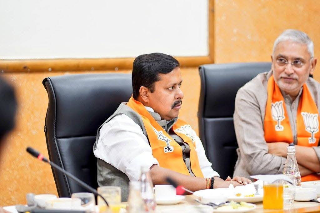 માનનીય રાષ્ટ્રીય અધ્યક્ષ શ્રી Nitin Nabin જીએ આજે અમદાવાદ ખાતે ગુજરાતના વરિષ્ઠ કાર્યકર્તાઓ સાથે બેઠક કરી અને તેમના સૂચનો સાંભળ્યા.  આ બેઠકમાં પ્રદેશ અધ્યક્ષ શ્રી Jagdish Panchal , રાષ્ટ્રીય સંગઠન મહામંત્રી શ્રી બી.એલ.સંતોષજી, પ્રદેશ સંગઠન મહામંત્રી શ્રી રત્નાકરજી સહિત હોદ્દેદારો અને વરિષ્ઠ કાર્યકર્તાઓ ઉપસ્થિત રહ્યા.