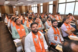 ભારતીય જનતા પાર્ટીના રાષ્ટ્રીય અધ્યક્ષ આદરણીય શ્રી નીતિન નબીનજીએ આજે પ્રદેશ કાર્યાલય 'શ્રી કમલમ્' ખાતે પ્રદેશ અધ્યક્ષ શ્રી જગદીશ પંચાલની વિશેષ ઉપસ્થિતિમાં પ્રદેશ સોશિયલ મીડિયા વિભાગની ટીમ અને જિલ્લા/મહાનગરના ઇન્ચાર્જશ્રીઓ સાથે બેઠક કરી સંવાદ કર્યો.   આ અવસરે રાષ્ટ્રીય સંગઠન મહામંત્રી શ્રી બી.એલ.સંતોષજી, પ્રદેશ સંગઠન મહામંત્રી શ્રી રત્નાકરજી અને પ્રદેશ સોશિયલ મીડિયા કન્વીનર શ્રી મનનભાઈ દાણી ઉપસ્થિત રહ્યા.