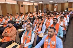 ભારતીય જનતા પાર્ટીના રાષ્ટ્રીય અધ્યક્ષ આદરણીય શ્રી નીતિન નબીનજીએ આજે પ્રદેશ કાર્યાલય 'શ્રી કમલમ્' ખાતે પ્રદેશ અધ્યક્ષ શ્રી જગદીશ પંચાલની વિશેષ ઉપસ્થિતિમાં પ્રદેશ સોશિયલ મીડિયા વિભાગની ટીમ અને જિલ્લા/મહાનગરના ઇન્ચાર્જશ્રીઓ સાથે બેઠક કરી સંવાદ કર્યો.   આ અવસરે રાષ્ટ્રીય સંગઠન મહામંત્રી શ્રી બી.એલ.સંતોષજી, પ્રદેશ સંગઠન મહામંત્રી શ્રી રત્નાકરજી અને પ્રદેશ સોશિયલ મીડિયા કન્વીનર શ્રી મનનભાઈ દાણી ઉપસ્થિત રહ્યા.
