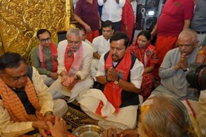 ભારતીય જનતા પાર્ટીના માનનીય રાષ્ટ્રીય અધ્યક્ષ શ્રી નીતિન નવીનજીએ આજે અમદાવાદ ખાતે નગરદેવી મા ભદ્રકાળીના દર્શન કરી, પૂજા-અર્ચના કરી. આ અવસરે પ્રદેશ અધ્યક્ષ શ્રી જગદીશ પંચાલ, રાષ્ટ્રીય સંગઠન મહામંત્રી શ્રી બી.એલ.સંતોષજી, પ્રદેશ સંગઠન મહામંત્રી શ્રી રત્નાકરજી સહિત હોદ્દેદારો ઉપસ્થિત રહ્યા.   જય મા ભદ્રકાળી🙏