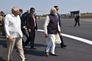 માનનીય પ્રધાનમંત્રી શ્રી નરેન્દ્ર મોદીજીનું સાણંદ હેલિપેડ ખાતે માનનીય મુખ્યમંત્રી શ્રી ભૂપેન્દ્ર પટેલ, નાયબ મુખ્યમંત્રી શ્રી હર્ષ સંઘવી, પ્રદેશ અધ્યક્ષ શ્રી જગદીશ પંચાલ, કેબિનેટ મંત્રી શ્રી ઋષિકેશભાઈ પટેલ સહિત ધારાસભ્યશ્રીઓ અને હોદ્દેદારો દ્વારા ઉષ્માભર્યું સ્વાગત કરવામાં આવ્યું. #SemiconRevolution