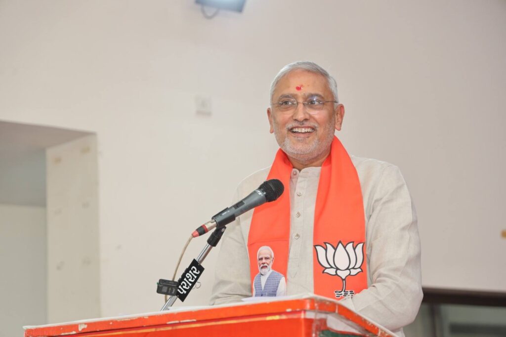 આંતરરાષ્ટ્રીય મહિલા દિવસ નિમિત્તે પ્રદેશ મહિલા મોરચા દ્વારા ડાકોર ખાતે આયોજિત મહિલા સંમેલનમાં પ્રદેશ અધ્યક્ષ શ્રી Jagdish Panchal એ વિવિધ ક્ષેત્રોમાં સિદ્ધિ પ્રાપ્ત કરનાર મહિલાઓનું સન્માન કર્યું અને નારીશક્તિના આશીર્વાદ મેળવ્યા.  આ પ્રદેશ મહામંત્રી શ્રી અજયભાઈ બ્રહ્મભટ્ટ, શ્રી હિતેન્દ્રસિંહ ચૌહાણ, કેબિનેટ મંત્રી શ્રી રમણભાઈ સોલંકી , રાજ્યકક્ષાના મંત્રી શ્રી સંજયસિંહ મહિડા, જિલ્લા પ્રમુખ શ્રીમતી નયનાબેન પટેલ સહિત હોદ્દેદારો, ધારાસભ્યો અને મોટી સંખ્યામાં માતાઓ-બહેનો ઉપસ્થિત રહ્યાં.