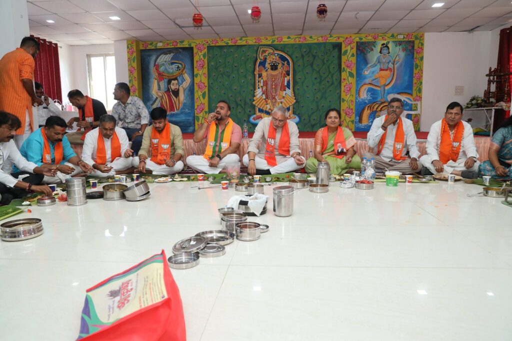 આજે ડાકોરની પવિત્ર ધરા પર પ્રદેશ અધ્યક્ષ શ્રી Jagdish Panchal ની વિશેષ ઉપસ્થિતિમાં ભાજપ પરિવારના સભ્યોની ટિફિન બેઠક યોજાઈ. એકસાથે બેસીને ભોજન લેવાની આ પરંપરા ભાજપની 'પરિવાર ભાવના' અને અતૂટ સંગઠન શક્તિનું પ્રતીક છે.