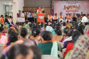 આંતરરાષ્ટ્રીય મહિલા દિવસ નિમિત્તે પ્રદેશ મહિલા મોરચા દ્વારા ડાકોર ખાતે આયોજિત મહિલા સંમેલનમાં પ્રદેશ અધ્યક્ષ શ્રી Jagdish Panchal એ વિવિધ ક્ષેત્રોમાં સિદ્ધિ પ્રાપ્ત કરનાર મહિલાઓનું સન્માન કર્યું અને નારીશક્તિના આશીર્વાદ મેળવ્યા.  આ પ્રદેશ મહામંત્રી શ્રી અજયભાઈ બ્રહ્મભટ્ટ, શ્રી હિતેન્દ્રસિંહ ચૌહાણ, કેબિનેટ મંત્રી શ્રી રમણભાઈ સોલંકી , રાજ્યકક્ષાના મંત્રી શ્રી સંજયસિંહ મહિડા, જિલ્લા પ્રમુખ શ્રીમતી નયનાબેન પટેલ સહિત હોદ્દેદારો, ધારાસભ્યો અને મોટી સંખ્યામાં માતાઓ-બહેનો ઉપસ્થિત રહ્યાં.