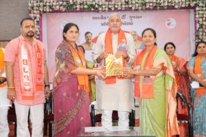 આંતરરાષ્ટ્રીય મહિલા દિવસ નિમિત્તે પ્રદેશ મહિલા મોરચા દ્વારા ડાકોર ખાતે આયોજિત મહિલા સંમેલનમાં પ્રદેશ અધ્યક્ષ શ્રી Jagdish Panchal એ વિવિધ ક્ષેત્રોમાં સિદ્ધિ પ્રાપ્ત કરનાર મહિલાઓનું સન્માન કર્યું અને નારીશક્તિના આશીર્વાદ મેળવ્યા.  આ પ્રદેશ મહામંત્રી શ્રી અજયભાઈ બ્રહ્મભટ્ટ, શ્રી હિતેન્દ્રસિંહ ચૌહાણ, કેબિનેટ મંત્રી શ્રી રમણભાઈ સોલંકી , રાજ્યકક્ષાના મંત્રી શ્રી સંજયસિંહ મહિડા, જિલ્લા પ્રમુખ શ્રીમતી નયનાબેન પટેલ સહિત હોદ્દેદારો, ધારાસભ્યો અને મોટી સંખ્યામાં માતાઓ-બહેનો ઉપસ્થિત રહ્યાં.