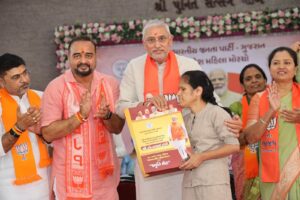 આંતરરાષ્ટ્રીય મહિલા દિવસ નિમિત્તે પ્રદેશ મહિલા મોરચા દ્વારા ડાકોર ખાતે આયોજિત મહિલા સંમેલનમાં પ્રદેશ અધ્યક્ષ શ્રી Jagdish Panchal એ વિવિધ ક્ષેત્રોમાં સિદ્ધિ પ્રાપ્ત કરનાર મહિલાઓનું સન્માન કર્યું અને નારીશક્તિના આશીર્વાદ મેળવ્યા.  આ પ્રદેશ મહામંત્રી શ્રી અજયભાઈ બ્રહ્મભટ્ટ, શ્રી હિતેન્દ્રસિંહ ચૌહાણ, કેબિનેટ મંત્રી શ્રી રમણભાઈ સોલંકી , રાજ્યકક્ષાના મંત્રી શ્રી સંજયસિંહ મહિડા, જિલ્લા પ્રમુખ શ્રીમતી નયનાબેન પટેલ સહિત હોદ્દેદારો, ધારાસભ્યો અને મોટી સંખ્યામાં માતાઓ-બહેનો ઉપસ્થિત રહ્યાં.