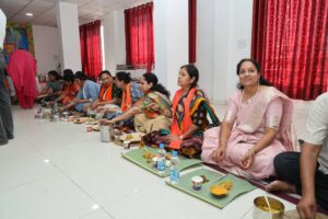 આજે ડાકોરની પવિત્ર ધરા પર પ્રદેશ અધ્યક્ષ શ્રી Jagdish Panchal ની વિશેષ ઉપસ્થિતિમાં ભાજપ પરિવારના સભ્યોની ટિફિન બેઠક યોજાઈ. એકસાથે બેસીને ભોજન લેવાની આ પરંપરા ભાજપની 'પરિવાર ભાવના' અને અતૂટ સંગઠન શક્તિનું પ્રતીક છે.