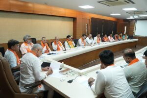 આગામી સ્થાનિક સ્વરાજ્યની ચૂંટણી સંદર્ભે પ્રદેશ અધ્યક્ષ શ્રી Jagdish Panchal એ આજે પ્રદેશ કાર્યાલય 'શ્રી કમલમ્' ખાતે પ્રદેશ મોરચાઓના પ્રમુખશ્રીઓ અને પ્રભારીશ્રીઓ સાથે બેઠક યોજી અને ચર્ચા કરી.  આ બેઠકમાં પ્રદેશ સંગઠન મહામંત્રી શ્રી રત્નાકરજી, પ્રદેશ મહામંત્રી ડૉ.પ્રશાંતભાઈ કોરાટ, શ્રી અજયભાઈ બ્રહ્મભટ્ટ, શ્રી અનિરુદ્ધભાઈ દવે, શ્રી હિતેન્દ્રસિંહ ચૌહાણ, પ્રદેશ ચૂંટણી સંચાલન સમિતિના સંયોજક શ્રી ગોરધનભાઈ ઝડફીયા સહિત સદસ્યો ઉપસ્થિત રહ્યાં.