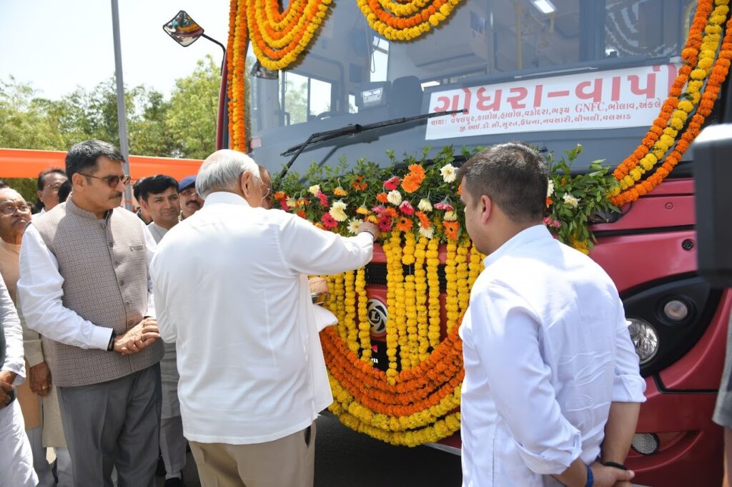સલામત સવારી, એસ.ટી. અમારી માનનીય મુખ્યમંત્રી શ્રી Bhupendra Patel ના શુભહસ્તે અને નાયબ મુખ્યમંત્રી શ્રી Harsh Sanghavi અને વિધાનસભાના અધ્યક્ષ શ્રી Shankar Chaudhary ની વિશેષ ઉપસ્થિતિમાં આજે 182 નવીન બસોને લીલી ઝંડી બતાવી પ્રસ્થાન કરાવવામાં આવ્યું.