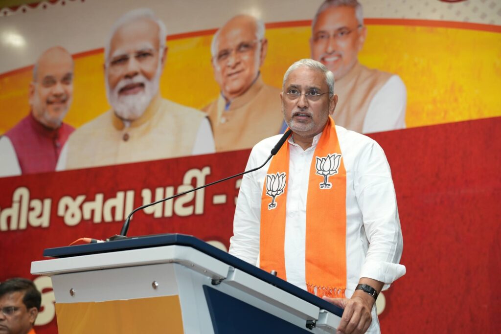 પ્રદેશ અધ્યક્ષ શ્રી Jagdish Panchal અને માનનીય મુખ્યમંત્રી શ્રી Bhupendra Patel ની વિશેષ ઉપસ્થિતિમાં આજે પ્રદેશ કાર્યાલય 'શ્રી કમલમ્' ખાતે પ્રદેશ કારોબારી બેઠક સંપન્ન થઈ. આ બેઠકમાં નાયબ મુખ્યમંત્રી શ્રી Harsh Sanghavi , પ્રદેશ સંગઠન મહામંત્રી શ્રી રત્નાકરજી, પ્રદેશ મહામંત્રી ડૉ.પ્રશાંતભાઈ કોરાટ, શ્રી અનિરુદ્ધભાઈ દવે, શ્રી અજયભાઈ બ્રહ્મભટ્ટ, શ્રી હિતેન્દ્રસિંહ ચૌહાણ સહિત પ્રદેશ પદાધિકારીઓ અને કારોબારી સભ્યો ઉપસ્થિત રહ્યાં.