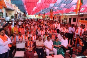 કેન્દ્રીય મંત્રી શ્રી C R Paatil એ આજે લિંબાયત વિધાનસભાના વોર્ડ નં. 27 ખાતે માનનીય પ્રધાનમંત્રી શ્રી નરેન્દ્ર મોદીજીના 'મન કી બાત' કાર્યક્રમ નિહાળ્યો.