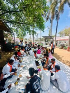 ઉમરેઠ મંડલ ખાતે પ્રદેશ સંગઠન મહામંત્રી શ્રી રત્નાકરજીની પ્રેરક ઉપસ્થિતિમાં માનનીય પ્રધાનમંત્રી શ્રી નરેન્દ્ર મોદીજીના 'મન કી બાત' કાર્યક્રમનું શ્રવણ કરવામાં આવ્યું.  આ અવસરે તેમણે કાર્યકર્તાઓ સાથે સંવાદ કરી સંગઠનાત્મક માર્ગદર્શન પૂરું પાડ્યું હતું. કાર્યક્રમ બાદ સૌ કાર્યકર્તાઓ સાથે 'ટિફિન બેઠક' યોજી સામૂહિક ભોજન લીધું.