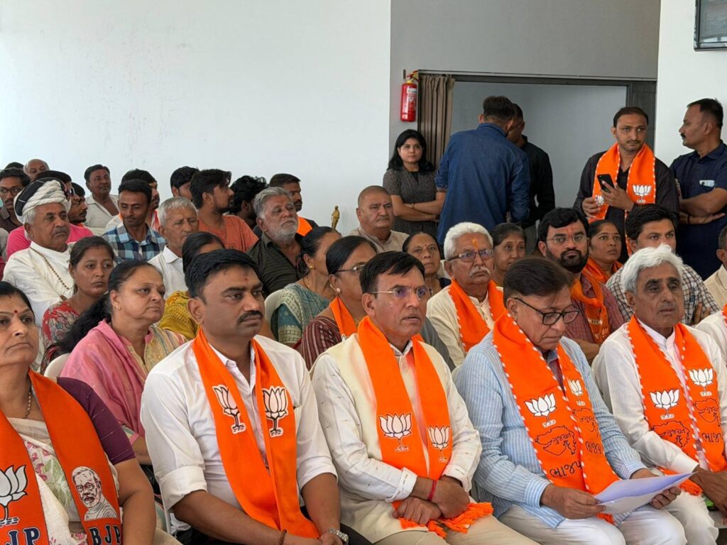 મન કી બાત, ટિફિન કે સાથ..! કેન્દ્રીય મંત્રી શ્રી Mansukh Mandaviya જીએ આજ રોજ ઉપલેટા ખાતે ઉપસ્થિત રહી #MannKiBaat દ્વારા પ્રધાનમંત્રીશ્રીના પ્રેરણાદાયી વિચારોનું શ્રવણ કર્યું તેમજ સૌ કાર્યકર્તાઓ સાથે ટિફિન ભોજનનો આનંદ માણી આત્મીય ક્ષણો વિતાવી.