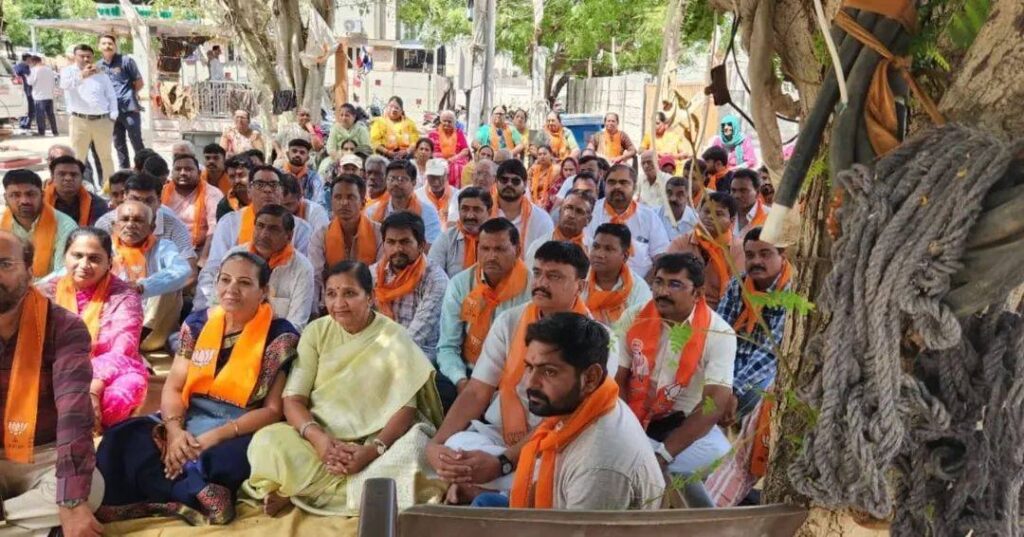 મન કી બાત, ટિફિન કે સાથ..! કેન્દ્રીય રાજ્યમંત્રી શ્રીમતી નિમુબેન બાંભણીયાએ ગતરોજ ભાવનગર મહાનગરના વોર્ડ નં.13 ખાતે ઉપસ્થિત રહી #MannKiBaat દ્વારા પ્રધાનમંત્રીશ્રીના પ્રેરણાદાયી વિચારોનું શ્રવણ કર્યું તેમજ સૌ કાર્યકર્તાઓ સાથે ટિફિન ભોજન કર્યું.