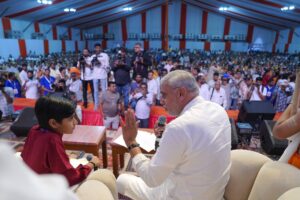 આજે હનુમાન જન્મોત્સવના પાવન પર્વ નિમિત્તે પોરબંદર સ્થિત બાલા હનુમાન મંદિર ખાતે આયોજિત 'વંદન મહોત્સવ'માં પ્રદેશ અધ્યક્ષ શ્રી Jagdish Panchal એ ઉપસ્થિત રહી દૈવી શક્તિના દર્શન કરાવતી 'દૈવિક બાળ વેશભૂષા' નિહાળી. આ અવસરે આયોજિત રકતદાન કેમ્પમાં 11,000 યુનિટ રક્ત એકત્રિત કરવામાં આવ્યું અને વિદ્યાર્થીઓ માટે 51,000 નોટબુકનું વિતરણ કરવામાં આવ્યું. આ પ્રસંગે કેબિનેટ મંત્રી શ્રી અર્જુનભાઈ મોઢવાડીયા તથા સામાજિક આગેવાનો અને નગરજનો ઉપસ્થિત રહ્યાં.