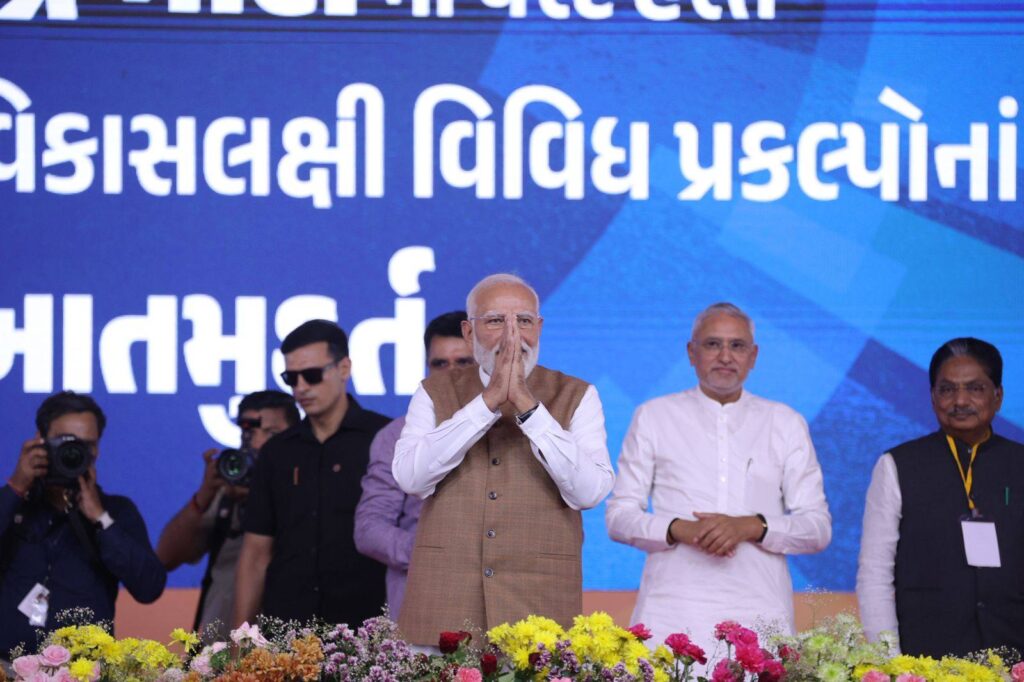 વાવ-થરાદથી સમગ્ર ગુજરાતમાં વહી વિકાસની સરવાણી... લાખોની જનમેદની વચ્ચે વિશ્વના સૌથી લોકપ્રિય નેતા અને આપણા યશસ્વી પ્રધાનમંત્રી શ્રી Narendra Modi જીએ ₹19,800 કરોડથી વધુના વિકાસકાર્યોનું ખાતમુહૂર્ત અને લોકાર્પણ કર્યું.  આ પ્રસંગે માનનીય મુખ્યમંત્રી શ્રી Bhupendra Patel , વિધાનસભાના અધ્યક્ષ શ્રી શંકરભાઈ ચૌધરી, પ્રદેશ અધ્યક્ષ શ્રી Jagdish Panchal , નાયબ મુખ્યમંત્રી શ્રી Harsh Sanghavi  તથા રાજ્ય સરકારના મંત્રીશ્રીઓ, જિલ્લાના પદાધિકારીઓ, ધારાસભ્યો અને લાખોની સંખ્યામાં નાગરિકો ઉપસ્થિત રહ્યાં. #ViksitBharatViksitGujarat
