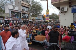 આજે હનુમાન જન્મોત્સવના પાવન પર્વ નિમિત્તે પોરબંદર સ્થિત બાલા હનુમાન મંદિર ખાતે આયોજિત 'વંદન મહોત્સવ'માં પ્રદેશ અધ્યક્ષ શ્રી Jagdish Panchal એ ઉપસ્થિત રહી દૈવી શક્તિના દર્શન કરાવતી 'દૈવિક બાળ વેશભૂષા' નિહાળી. આ અવસરે આયોજિત રકતદાન કેમ્પમાં 11,000 યુનિટ રક્ત એકત્રિત કરવામાં આવ્યું અને વિદ્યાર્થીઓ માટે 51,000 નોટબુકનું વિતરણ કરવામાં આવ્યું. આ પ્રસંગે કેબિનેટ મંત્રી શ્રી અર્જુનભાઈ મોઢવાડીયા તથા સામાજિક આગેવાનો અને નગરજનો ઉપસ્થિત રહ્યાં.