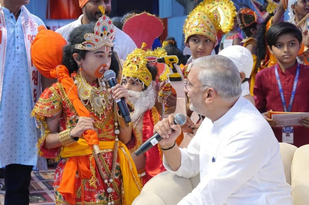 આજે હનુમાન જન્મોત્સવના પાવન પર્વ નિમિત્તે પોરબંદર સ્થિત બાલા હનુમાન મંદિર ખાતે આયોજિત 'વંદન મહોત્સવ'માં પ્રદેશ અધ્યક્ષ શ્રી Jagdish Panchal એ ઉપસ્થિત રહી દૈવી શક્તિના દર્શન કરાવતી 'દૈવિક બાળ વેશભૂષા' નિહાળી. આ અવસરે આયોજિત રકતદાન કેમ્પમાં 11,000 યુનિટ રક્ત એકત્રિત કરવામાં આવ્યું અને વિદ્યાર્થીઓ માટે 51,000 નોટબુકનું વિતરણ કરવામાં આવ્યું. આ પ્રસંગે કેબિનેટ મંત્રી શ્રી અર્જુનભાઈ મોઢવાડીયા તથા સામાજિક આગેવાનો અને નગરજનો ઉપસ્થિત રહ્યાં.