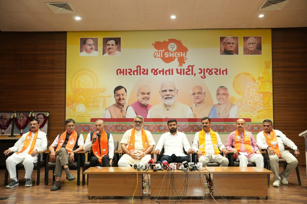 આજે પ્રદેશ કાર્યાલય 'શ્રી કમલમ્' ખાતે ખેડૂત આગેવાન શ્રી રાજુભાઈ કરપડા સહિત અન્ય અગ્રણીઓ ભારતીય જનતા પાર્ટીની વિકાસની રાજનીતિ અને રાષ્ટ્રવાદી વિચારધારાથી પ્રભાવિત થઈ વિધિવત રીતે પક્ષમાં જોડાયા.