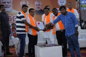 વિકાસનો સંકલ્પ, ભાજપનો વિજય નાયબ મુખ્યમંત્રી શ્રી Harsh Sanghavi એ આજે અમદાવાદના ઇન્ડિયા કોલોની વોર્ડ ખાતે આયોજિત 'વિકાસ સંકલ્પ સભા'માં નગરજનો સાથે સંવાદ કરી ભારતીય જનતા પાર્ટીના પ્રચંડ વિજયનો શંખનાદ કર્યો.