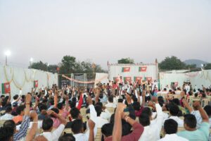 ઉમરગામમાં ગુંજ્યો ભાજપાનો નાદ - AAPના સૂપડા સાફ! આદિવાસી સમાજના સર્વાંગી વિકાસ અને છેવાડાના માનવીની ચિંતા કરતી ભારતીય જનતા પાર્ટીની નીતિઓથી પ્રેરાઈને ઉમરગામમાં 'આપ'નું સંપૂર્ણ ભંગાણ થયું.  ઉમરગામ AAP પ્રમુખ સહિત 1500 જેટલા હોદ્દેદારો અને કાર્યકર્તાઓ વિધિવત રીતે ભાજપામાં જોડાયા. વિકાસના આ રથમાં જોડાયેલા તમામ કાર્યકર્તાઓનું હાર્દિક સ્વાગત છે. આગામી સ્થાનિક સ્વરાજ્યની ચૂંટણીઓમાં જનતા ફરી એકવાર નકારાત્મક રાજનીતિ કરનારાઓની ડિપોઝિટ જપ્ત કરાવશે તે નિશ્ચિત છે!