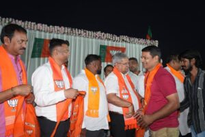 ઉમરગામમાં ગુંજ્યો ભાજપાનો નાદ - AAPના સૂપડા સાફ! આદિવાસી સમાજના સર્વાંગી વિકાસ અને છેવાડાના માનવીની ચિંતા કરતી ભારતીય જનતા પાર્ટીની નીતિઓથી પ્રેરાઈને ઉમરગામમાં 'આપ'નું સંપૂર્ણ ભંગાણ થયું.  ઉમરગામ AAP પ્રમુખ સહિત 1500 જેટલા હોદ્દેદારો અને કાર્યકર્તાઓ વિધિવત રીતે ભાજપામાં જોડાયા. વિકાસના આ રથમાં જોડાયેલા તમામ કાર્યકર્તાઓનું હાર્દિક સ્વાગત છે. આગામી સ્થાનિક સ્વરાજ્યની ચૂંટણીઓમાં જનતા ફરી એકવાર નકારાત્મક રાજનીતિ કરનારાઓની ડિપોઝિટ જપ્ત કરાવશે તે નિશ્ચિત છે!