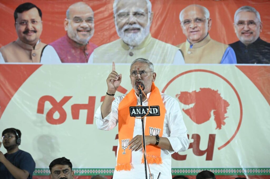 કાર્યકર્તાઓનો આ જોમ, જૂસ્સો અને અતૂટ વિશ્વાસ જ ભારતીય જનતા પાર્ટીની સાચી શક્તિ છે.  આજે જેતપુર ખાતે આયોજિત 'જનસેવા સંકલ્પ' કાર્યક્રમમાં પ્રદેશ અધ્યક્ષ શ્રી Jagdish Panchal એ કાર્યકર્તાઓ સાથે ઉમંગભેર સંવાદ કર્યો. આવો, વિજયના સંકલ્પ સાથે મેદાનમાં ઉતરીએ અને ફરી એકવાર દરેક બૂથ પર કમળ ખીલાવીએ.