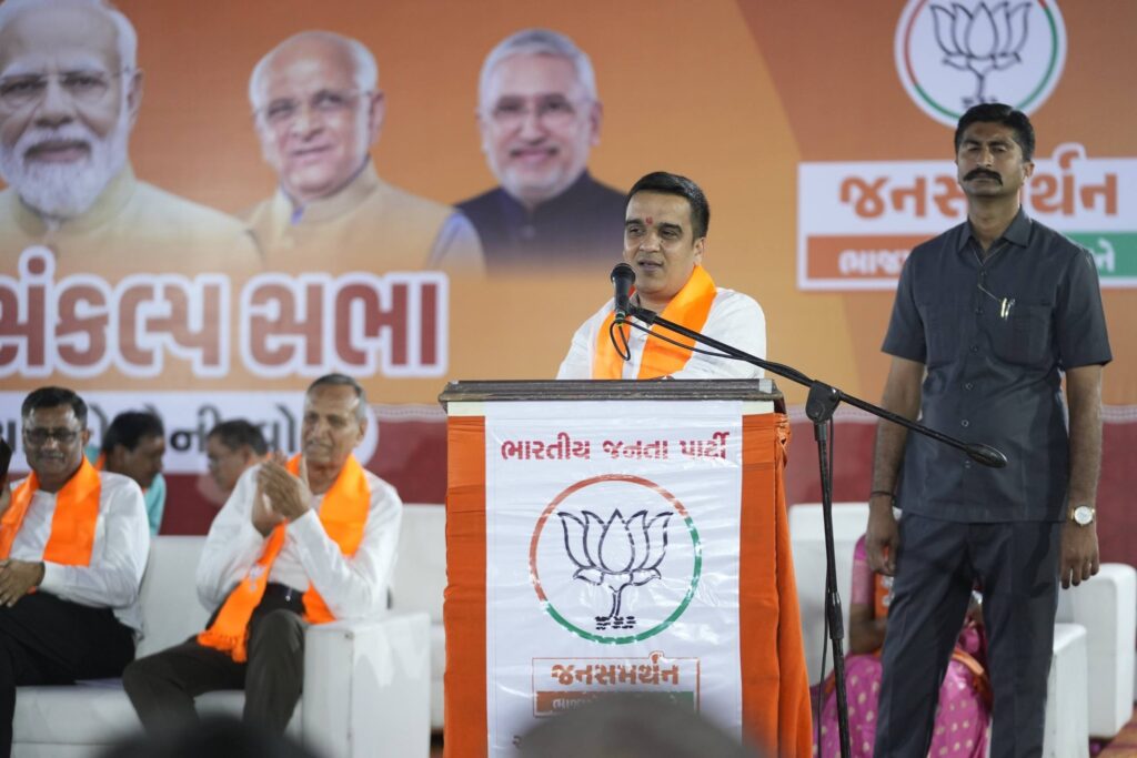 વિકાસનો સંકલ્પ, ભાજપનો વિજય નાયબ મુખ્યમંત્રી શ્રી Harsh Sanghavi એ આજે અમદાવાદના ઇન્ડિયા કોલોની વોર્ડ ખાતે આયોજિત 'વિકાસ સંકલ્પ સભા'માં નગરજનો સાથે સંવાદ કરી ભારતીય જનતા પાર્ટીના પ્રચંડ વિજયનો શંખનાદ કર્યો.