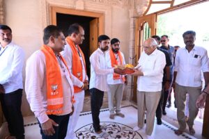 માનનીય મુખ્યમંત્રી શ્રી Bhupendra Patel એ આજે માતાના મઢ ખાતે કચ્છ ધણિયાણી દેશદેવી મા આશાપુરાના દર્શન કર્યા અને સૌની સુખાકારી માટે પ્રાર્થના કરી.  જય મા આશાપુરા🙏