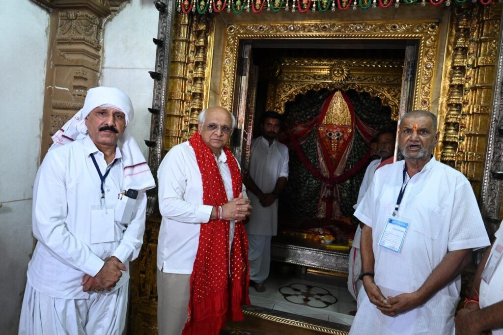 માનનીય મુખ્યમંત્રી શ્રી Bhupendra Patel એ આજે માતાના મઢ ખાતે કચ્છ ધણિયાણી દેશદેવી મા આશાપુરાના દર્શન કર્યા અને સૌની સુખાકારી માટે પ્રાર્થના કરી.  જય મા આશાપુરા🙏