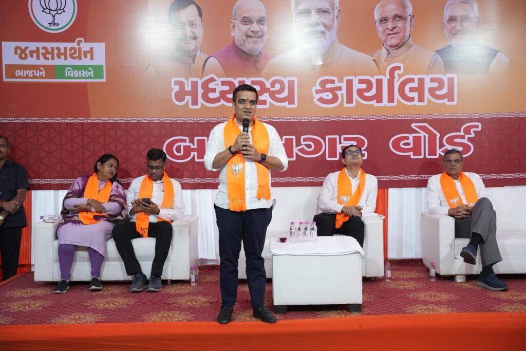 નાયબ મુખ્યમંત્રી શ્રી Harsh Sanghavi એ આજે અમદાવાદના બાપુનગર વોર્ડના મધ્યસ્થ ચૂંટણી કાર્યાલય ખાતે કાર્યકર્તાઓ અને નગરજનો સાથે મુલાકાત કરી અને સંવાદ કર્યો.