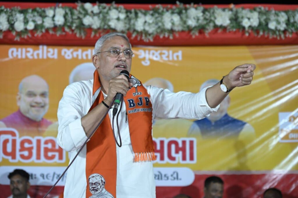 નર્મદાનો કેસરિયો નાદ... પ્રદેશ અધ્યક્ષ શ્રી Jagdish Panchal એ આજે ગરૂડેશ્વર તાલુકાના ખડગદા ગામે આયોજિત 'વિકાસ સંકલ્પ સભા'માં જનમેદનીને સંબોધિત કરતા ભાજપના પ્રચંડ વિજયનો ઉદ્ઘોષ કર્યો. નર્મદાના કાંઠે ઉમટેલો આ જનસૈલાબ અને કાર્યકર્તાઓનો ઉત્સાહ ગુજરાતમાં ફરી એકવાર ભાજપના ભવ્ય વિજયની સાક્ષી પૂરે છે. #કમળ_ખીલશે_વિકાસ_જીતશે