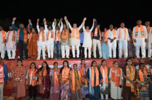 આજે ડભોઈના થુવાવી ખાતે આયોજિત 'વિકાસ સંકલ્પ સભા'માં પ્રદેશ અધ્યક્ષ શ્રીજગદીશ પંચાલે નાગરિકો અને કાર્યકર્તાઓ સાથે સંવાદ કર્યો. આ પ્રસંગે પ્રદેશ અધ્યક્ષશ્રીએ સ્થાનિક સ્વરાજ્યની ચૂંટણીમાં ભાજપને પ્રચંડ બહુમતીથી વિજયી બનાવવા માટે સૌને આહ્વાન કર્યું.