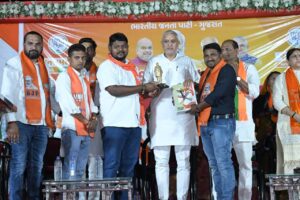 નર્મદાનો કેસરિયો નાદ... પ્રદેશ અધ્યક્ષ શ્રી Jagdish Panchal એ આજે ગરૂડેશ્વર તાલુકાના ખડગદા ગામે આયોજિત 'વિકાસ સંકલ્પ સભા'માં જનમેદનીને સંબોધિત કરતા ભાજપના પ્રચંડ વિજયનો ઉદ્ઘોષ કર્યો. નર્મદાના કાંઠે ઉમટેલો આ જનસૈલાબ અને કાર્યકર્તાઓનો ઉત્સાહ ગુજરાતમાં ફરી એકવાર ભાજપના ભવ્ય વિજયની સાક્ષી પૂરે છે. #કમળ_ખીલશે_વિકાસ_જીતશે
