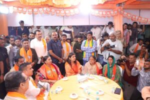 રાજકોટના પ્રત્યેક બૂથ પર કમળ ખીલવવા ભાજપના કાર્યકર્તાઓ સજ્જ છે... નાયબ મુખ્યમંત્રી શ્રી Harsh Sanghavi એ આજે રાજકોટ મહાનગરના વિવિધ વોર્ડના મધ્યસ્થ ચૂંટણી કાર્યાલયની મુલાકાત લઈ કાર્યકર્તાઓનો ઉત્સાહ વધાર્યો. #કમળ_ખીલશે_વિકાસ_જીતશે