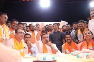 રાજકોટના પ્રત્યેક બૂથ પર કમળ ખીલવવા ભાજપના કાર્યકર્તાઓ સજ્જ છે... નાયબ મુખ્યમંત્રી શ્રી Harsh Sanghavi એ આજે રાજકોટ મહાનગરના વિવિધ વોર્ડના મધ્યસ્થ ચૂંટણી કાર્યાલયની મુલાકાત લઈ કાર્યકર્તાઓનો ઉત્સાહ વધાર્યો. #કમળ_ખીલશે_વિકાસ_જીતશે