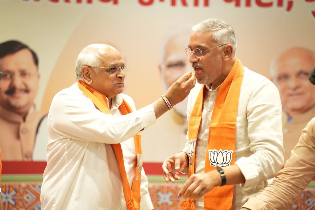 જનવિશ્વાસનો મહાવિજય - વિકાસની અતૂટ ગતિ  સ્થાનિક સ્વરાજ્યની ચૂંટણી-2026માં ભારતીય જનતા પાર્ટીના ઐતિહાસિક અને ગૌરવશાળી વિજયના વધામણાં કરવા માટે આજે પ્રદેશ કાર્યાલય 'શ્રી કમલમ્' ખાતે ભવ્ય વિજયોત્સવ ઉજવવામાં આવ્યો. આ અવસરે પ્રદેશ અધ્યક્ષ શ્રી Jagdish Panchal એ માનનીય મુખ્યમંત્રી શ્રી Bhupendra Patel  અને નાયબ મુખ્યમંત્રી શ્રી Harsh Sanghavi નું મોં મીઠું કરાવી વિજયની શુભકામનાઓ પાઠવી અને પત્રકાર પરિષદના માધ્યમથી ગુજરાતના નાગરિકોનો આભાર વ્યક્ત કર્યો.  સાથે જ, પ્રદેશ અધ્યક્ષશ્રીએ રાત-દિવસ પરિશ્રમ કરનાર ભાજપના પાયાના પથ્થર સમાન સૌ કર્મઠ કાર્યકર્તાઓને આ ભવ્ય વિજય બદલ ખૂબ ખૂબ અભિનંદન પાઠવ્યા.
