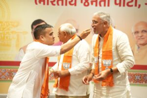 જનવિશ્વાસનો મહાવિજય - વિકાસની અતૂટ ગતિ  સ્થાનિક સ્વરાજ્યની ચૂંટણી-2026માં ભારતીય જનતા પાર્ટીના ઐતિહાસિક અને ગૌરવશાળી વિજયના વધામણાં કરવા માટે આજે પ્રદેશ કાર્યાલય 'શ્રી કમલમ્' ખાતે ભવ્ય વિજયોત્સવ ઉજવવામાં આવ્યો. આ અવસરે પ્રદેશ અધ્યક્ષ શ્રી Jagdish Panchal એ માનનીય મુખ્યમંત્રી શ્રી Bhupendra Patel  અને નાયબ મુખ્યમંત્રી શ્રી Harsh Sanghavi નું મોં મીઠું કરાવી વિજયની શુભકામનાઓ પાઠવી અને પત્રકાર પરિષદના માધ્યમથી ગુજરાતના નાગરિકોનો આભાર વ્યક્ત કર્યો.  સાથે જ, પ્રદેશ અધ્યક્ષશ્રીએ રાત-દિવસ પરિશ્રમ કરનાર ભાજપના પાયાના પથ્થર સમાન સૌ કર્મઠ કાર્યકર્તાઓને આ ભવ્ય વિજય બદલ ખૂબ ખૂબ અભિનંદન પાઠવ્યા.