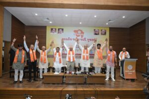 જનવિશ્વાસનો મહાવિજય - વિકાસની અતૂટ ગતિ  સ્થાનિક સ્વરાજ્યની ચૂંટણી-2026માં ભારતીય જનતા પાર્ટીના ઐતિહાસિક અને ગૌરવશાળી વિજયના વધામણાં કરવા માટે આજે પ્રદેશ કાર્યાલય 'શ્રી કમલમ્' ખાતે ભવ્ય વિજયોત્સવ ઉજવવામાં આવ્યો. આ અવસરે પ્રદેશ અધ્યક્ષ શ્રી Jagdish Panchal એ માનનીય મુખ્યમંત્રી શ્રી Bhupendra Patel  અને નાયબ મુખ્યમંત્રી શ્રી Harsh Sanghavi નું મોં મીઠું કરાવી વિજયની શુભકામનાઓ પાઠવી અને પત્રકાર પરિષદના માધ્યમથી ગુજરાતના નાગરિકોનો આભાર વ્યક્ત કર્યો.  સાથે જ, પ્રદેશ અધ્યક્ષશ્રીએ રાત-દિવસ પરિશ્રમ કરનાર ભાજપના પાયાના પથ્થર સમાન સૌ કર્મઠ કાર્યકર્તાઓને આ ભવ્ય વિજય બદલ ખૂબ ખૂબ અભિનંદન પાઠવ્યા.