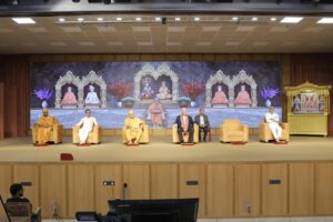 અમદાવાદના શાહીબાગ સ્થિત BAPS સ્વામિનારાયણ મંદિર ખાતે પ્રદેશ અધ્યક્ષ શ્રી Jagdish Panchal ની વિશેષ ઉપસ્થિતિમાં અમેરિકાના કોંગ્રેસમેન પીટ સેશન્સનો અભિવાદન સમારોહ યોજાયો. આ અવસરે પૂજ્ય બ્રહ્મવિહારી સ્વામી સહિત સંતો અને મોટી સંખ્યામાં હરિભક્તો ઉપસ્થિત રહ્યાં. જય સ્વામિનારાયણ 🙏
