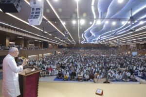 અમદાવાદના શાહીબાગ સ્થિત BAPS સ્વામિનારાયણ મંદિર ખાતે પ્રદેશ અધ્યક્ષ શ્રી Jagdish Panchal ની વિશેષ ઉપસ્થિતિમાં અમેરિકાના કોંગ્રેસમેન પીટ સેશન્સનો અભિવાદન સમારોહ યોજાયો. આ અવસરે પૂજ્ય બ્રહ્મવિહારી સ્વામી સહિત સંતો અને મોટી સંખ્યામાં હરિભક્તો ઉપસ્થિત રહ્યાં. જય સ્વામિનારાયણ 🙏