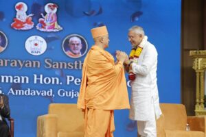 અમદાવાદના શાહીબાગ સ્થિત BAPS સ્વામિનારાયણ મંદિર ખાતે પ્રદેશ અધ્યક્ષ શ્રી Jagdish Panchal ની વિશેષ ઉપસ્થિતિમાં અમેરિકાના કોંગ્રેસમેન પીટ સેશન્સનો અભિવાદન સમારોહ યોજાયો. આ અવસરે પૂજ્ય બ્રહ્મવિહારી સ્વામી સહિત સંતો અને મોટી સંખ્યામાં હરિભક્તો ઉપસ્થિત રહ્યાં. જય સ્વામિનારાયણ 🙏