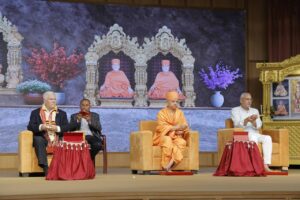 અમદાવાદના શાહીબાગ સ્થિત BAPS સ્વામિનારાયણ મંદિર ખાતે પ્રદેશ અધ્યક્ષ શ્રી Jagdish Panchal ની વિશેષ ઉપસ્થિતિમાં અમેરિકાના કોંગ્રેસમેન પીટ સેશન્સનો અભિવાદન સમારોહ યોજાયો. આ અવસરે પૂજ્ય બ્રહ્મવિહારી સ્વામી સહિત સંતો અને મોટી સંખ્યામાં હરિભક્તો ઉપસ્થિત રહ્યાં. જય સ્વામિનારાયણ 🙏