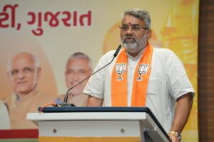 દેશના યશસ્વી પ્રધાનમંત્રી શ્રી Narendra Modi જી ટૂંક સમયમાં ગુજરાતની મુલાકાતે પધારી રહ્યા છે, ત્યારે તેમના ભવ્ય સ્વાગત અને કાર્યક્રમોના સુચારુ આયોજન માટે આજે પ્રદેશ કાર્યાલય 'શ્રી કમલમ્' ખાતે પ્રદેશ મહામંત્રી શ્રી અનિરુદ્ધભાઈ દવેની અધ્યક્ષતામાં સૌરાષ્ટ્ર ઝોનની વિશેષ બેઠક યોજાઈ.  આ બેઠકમાં કેન્દ્રીય રાજ્યમંત્રી શ્રીમતી નિમુબેન બાંભણીયા, રાજ્ય સરકારના કેબિનેટ મંત્રી શ્રી જીતુભાઈ વાઘાણી, શ્રી અર્જુનભાઈ મોઢવાડીયા, શ્રી પ્રદ્યુમનભાઈ વાજા, રાજ્યકક્ષાના મંત્રી શ્રી કૌશિકભાઈ વેકરિયા સહિત સૌરાષ્ટ્ર ઝોનના હોદ્દેદારો ઉપસ્થિત રહ્યાં.