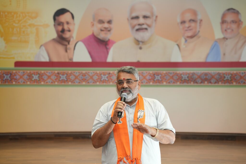 દેશના યશસ્વી પ્રધાનમંત્રી શ્રી Narendra Modi જી ટૂંક સમયમાં ગુજરાતની મુલાકાતે પધારી રહ્યા છે, ત્યારે તેમના ભવ્ય સ્વાગત અને કાર્યક્રમોના સુચારુ આયોજન માટે આજે પ્રદેશ કાર્યાલય 'શ્રી કમલમ્' ખાતે પ્રદેશ મહામંત્રી શ્રી અનિરુદ્ધભાઈ દવેની અધ્યક્ષતામાં સૌરાષ્ટ્ર ઝોનની વિશેષ બેઠક યોજાઈ.  આ બેઠકમાં કેન્દ્રીય રાજ્યમંત્રી શ્રીમતી નિમુબેન બાંભણીયા, રાજ્ય સરકારના કેબિનેટ મંત્રી શ્રી જીતુભાઈ વાઘાણી, શ્રી અર્જુનભાઈ મોઢવાડીયા, શ્રી પ્રદ્યુમનભાઈ વાજા, રાજ્યકક્ષાના મંત્રી શ્રી કૌશિકભાઈ વેકરિયા સહિત સૌરાષ્ટ્ર ઝોનના હોદ્દેદારો ઉપસ્થિત રહ્યાં.